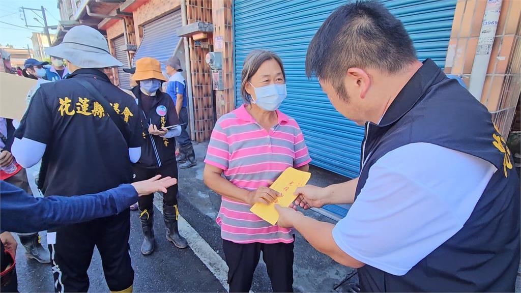 花蓮縣府首波家電發放 災民怕領無一早來排隊