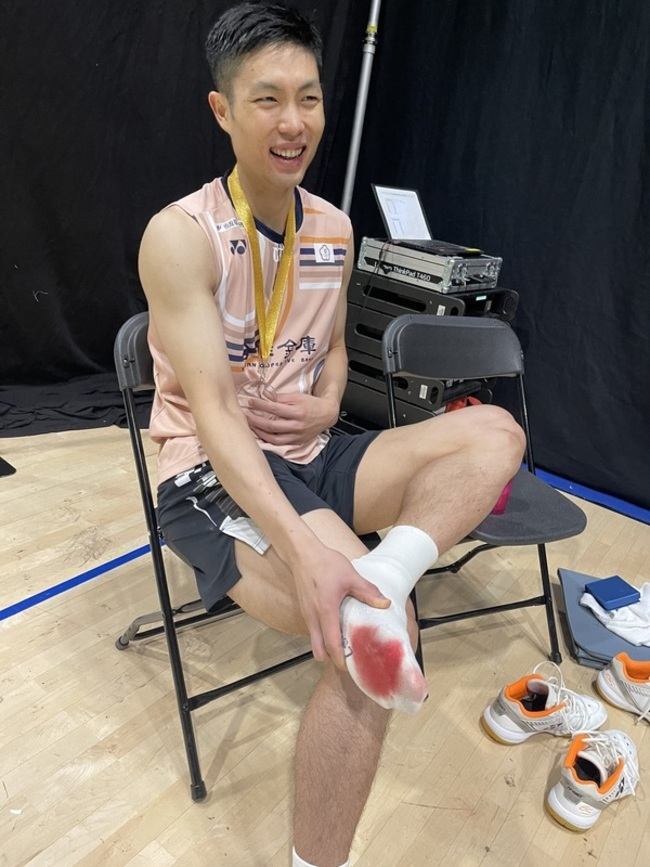 羽球/連兩場「浴血奮戰」北極賽衛冕!35歲周天成強忍腳底水泡打到鮮血染紅襪子