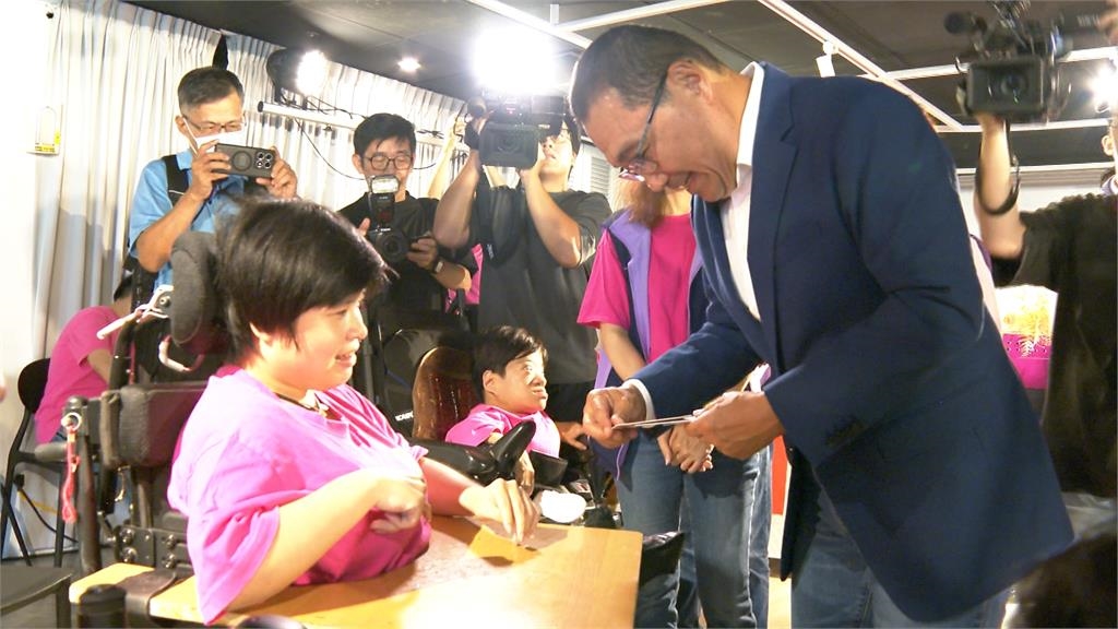 跨界合作！八里愛心教養院　院生陶藝作品搬上五星級餐桌