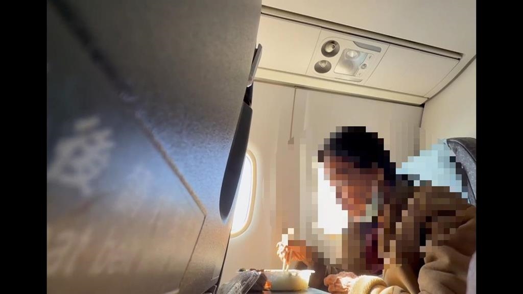 噁！律師飛台東陪偵　旁邊乘客狂吃７便當又當場吐出來