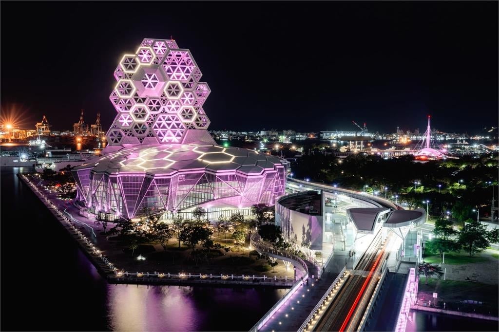 快新聞/BLACKPINK來了! 高雄六大地標今起點亮粉紅光海