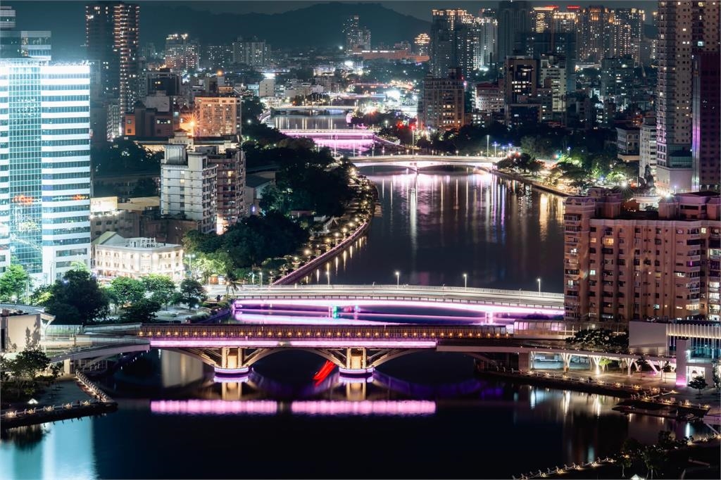 快新聞/BLACKPINK來了! 高雄六大地標今起點亮粉紅光海