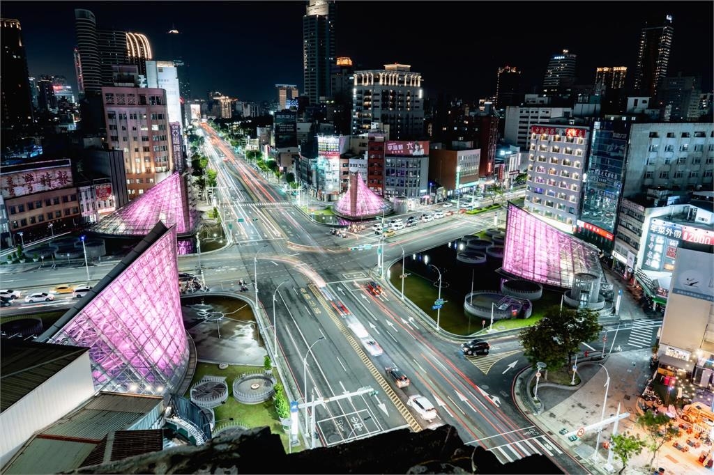 快新聞/BLACKPINK來了! 高雄六大地標今起點亮粉紅光海