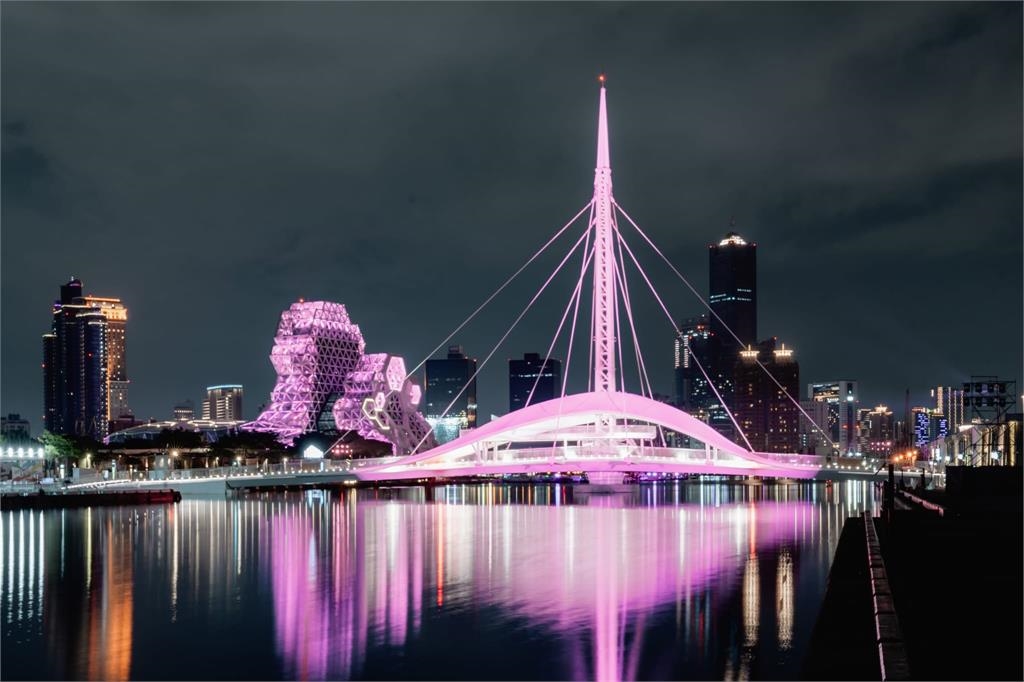 快新聞/BLACKPINK來了! 高雄六大地標今起點亮粉紅光海