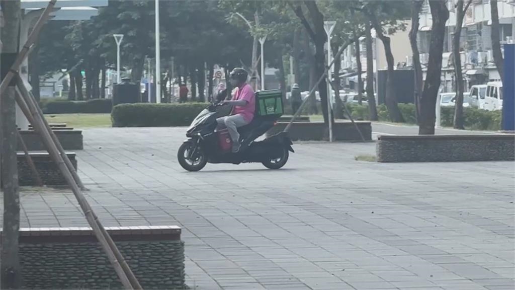 高雄綠園道機車違規穿越沒人管？　警方：今年已取締77件