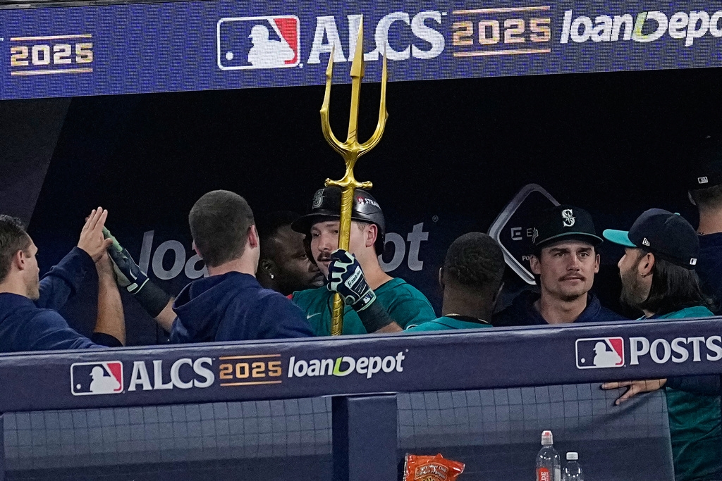 MLB(影)/全壘打王勞雷開轟!偏低指叉球撈向右外野水手追平比數