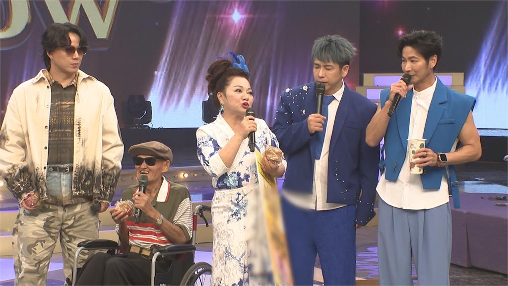 白冰冰節目入圍亞洲電視大獎　主持群吃發糕慶祝