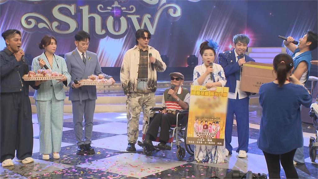 白冰冰節目入圍亞洲電視大獎　主持群吃發糕慶祝