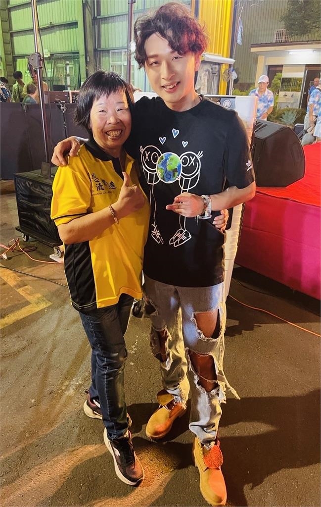 廖伯斯返鄉響應公益!攜手無極武恩聖宮舉辦晚會 與弱勢孩童過佳節