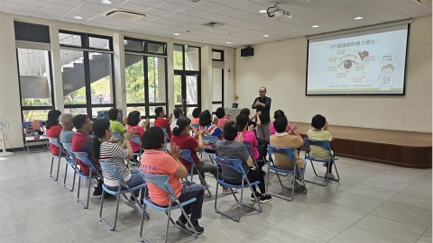 孫子每天滑手機?健管師提醒:護眼保健從生活習慣做起!