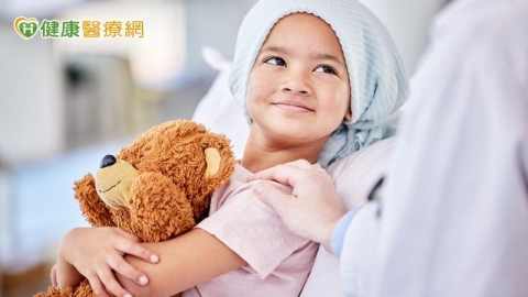 孩子抗癌路上不孤單!國健署攜手醫院推「家庭照護」 助病童康復返校