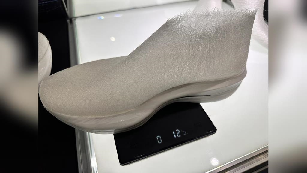 比雞蛋還輕！全球最輕跑鞋1雙50克 蕭美琴嘖嘖稱奇