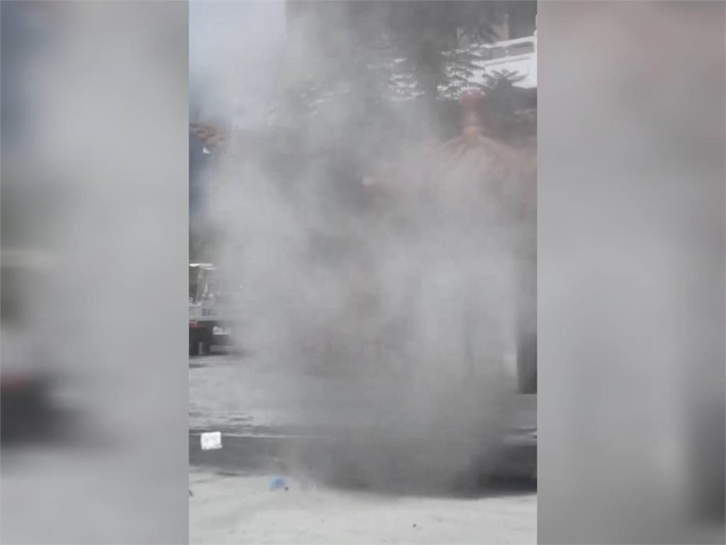 快新聞/兩層樓「龍捲風」突襲災區!志工驚呼閃避 專家揭密:是「塵捲風」