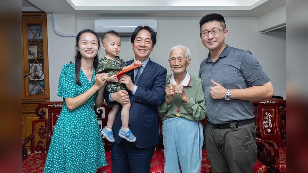 重陽節提前開暖！總統探望百歲人瑞　秒變「賴阿公」抱萌娃