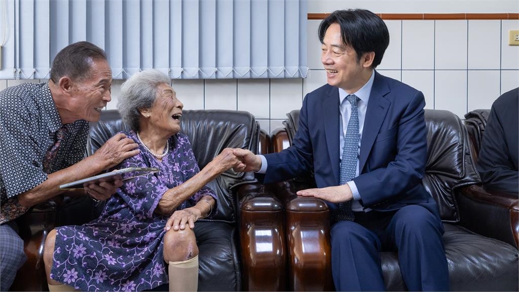 快新聞／重陽節提前開暖！總統探望百歲人瑞　秒變「賴阿公」抱萌娃