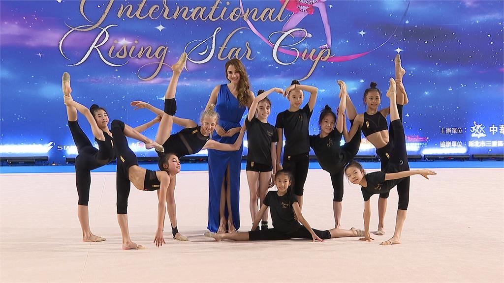 瑞莎父母「冒戰火」飛烏克蘭探親！機場「不捨送別」畫面曝光：快回台灣