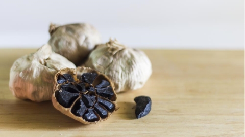 小蒜立大功!營養師帶你揭開黑蒜頭的健康魔力