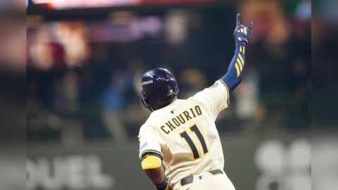 MLB(影)/21歲釀酒人外野手第一球就開轟! 季後賽首打席全壘打總數已平紀錄