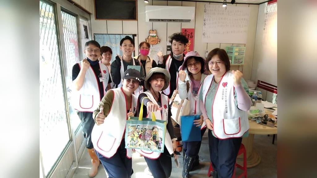 好暖！吳玉琴率社工師全聯會挺進光復　替172戶長者找到家具