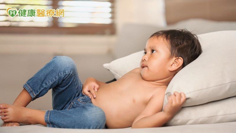 男童得疝氣被誤會吃太撐　靠單孔微創腹腔鏡手術治療無疤痕