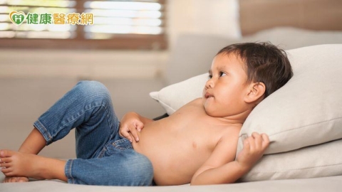 男童得疝氣被誤會吃太撐 靠單孔微創腹腔鏡手術治療無疤痕