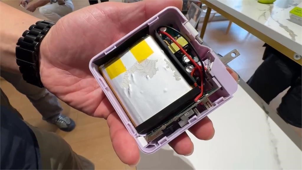 砰!行動電源突爆炸 補教老師嚇到彈起 幸無人傷亡