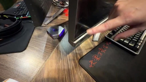 砰!行動電源突爆炸 補教老師嚇到彈起 幸無人傷亡