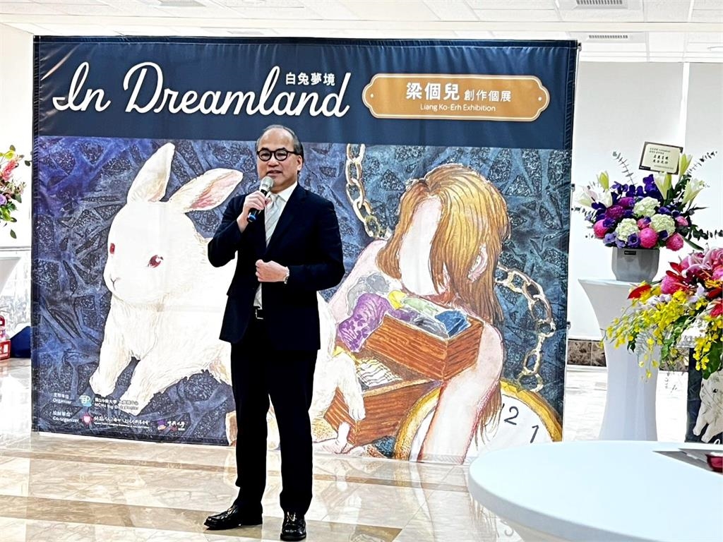 從「夢中白兔」走到畫布上！18歲少女梁個兒個展訴說親情與自我探索…