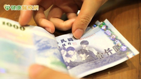 宮廟會計數錢數到「媽媽手」　體外震波幫助擺脫疼痛