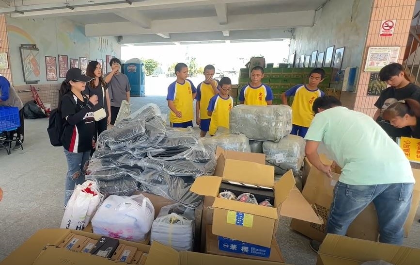 新北善心人士贈球具裝備給光復國中　助小球員投入花蓮縣運比賽