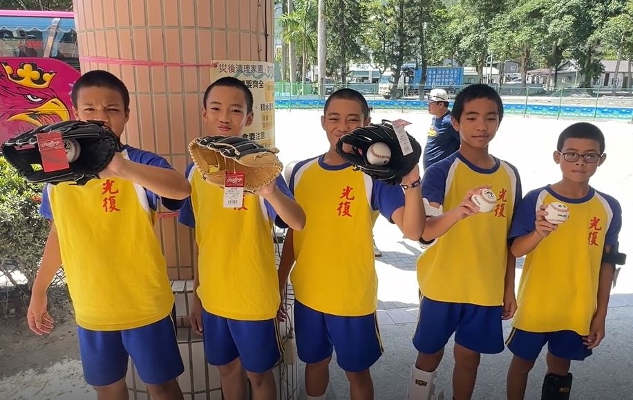 新北善心人士贈球具裝備給光復國中　助小球員投入花蓮縣運比賽