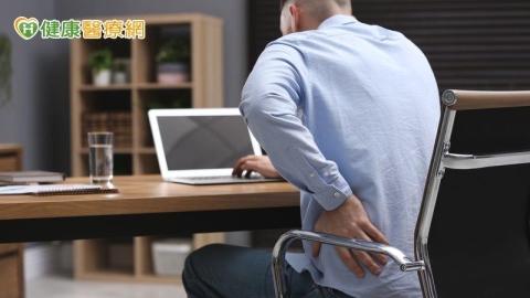 不再只是老人病？現代人久坐、睡眠差　「骨質疏鬆」恐提前找上門！