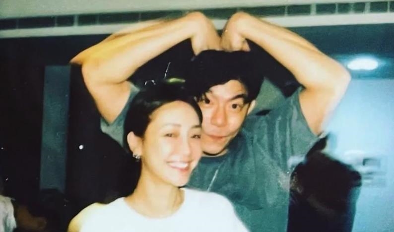 釦子整排沒扣「謝欣穎裸色領域」全解鎖！噴出整片粉嫩「中路膨脹」不遮了