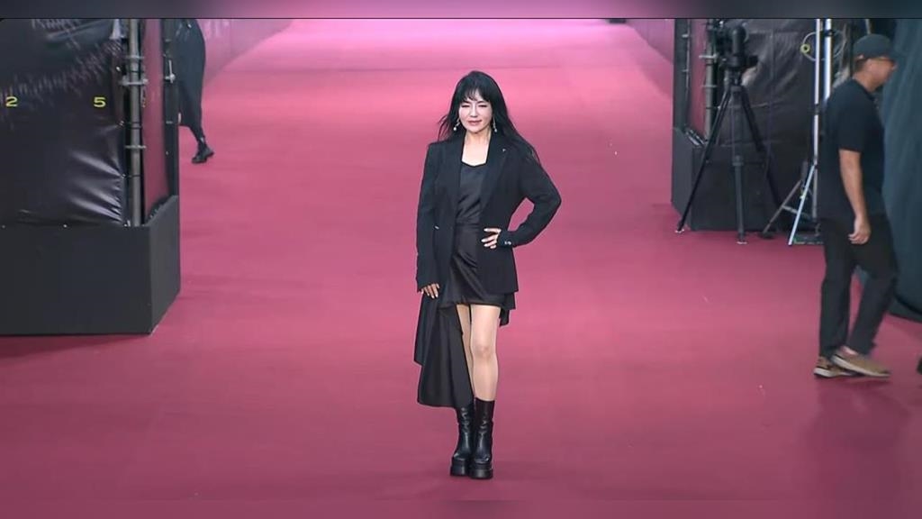 唐綺陽走金鐘紅毯大秀「鉛筆腿」　全網驚豔：超美的！