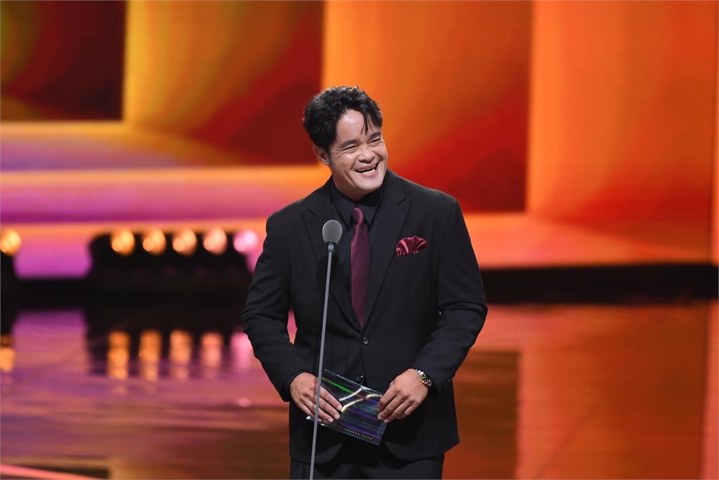 金鐘60／「大師兄」驚喜現身頒獎！林智勝「狂吃螺絲」出槌：面對強投都沒這麼緊張