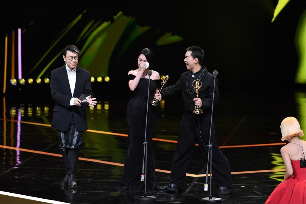 金鐘60／奪主持人獎「感謝天上大S」！小S當場淚崩「把獎獻給S媽」：把媽媽心填滿