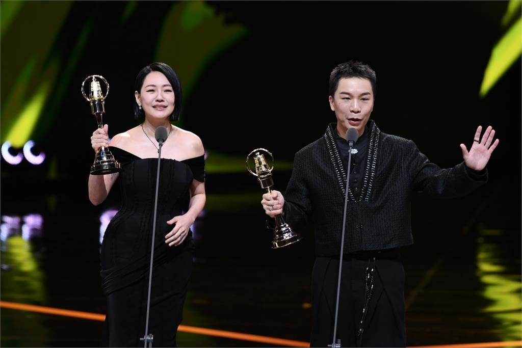 金鐘60／奪主持人獎「感謝天上大S」！小S當場淚崩「把獎獻給S媽」：把媽媽心填滿