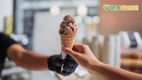 天熱狂嗑冰品、灌冷飲？研究：氣溫每升1&deg;C糖攝取增　1族群易面臨健康威脅