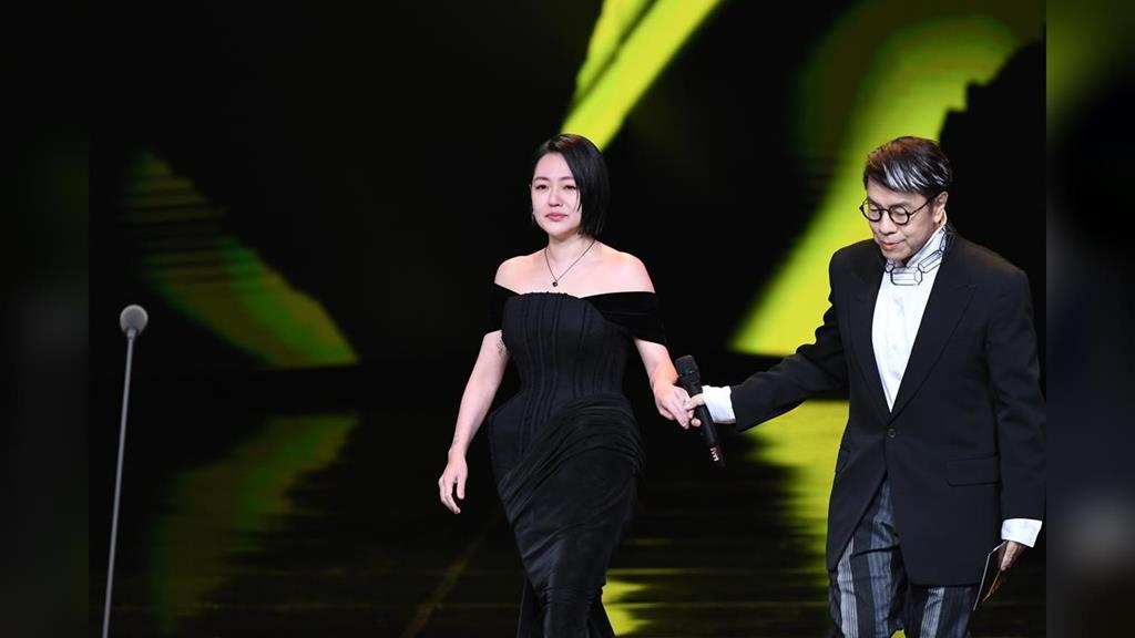 金鐘60／小S哭著走出來！抱蔡康永痛哭「獻唱大S」：我姐不在了但我還在