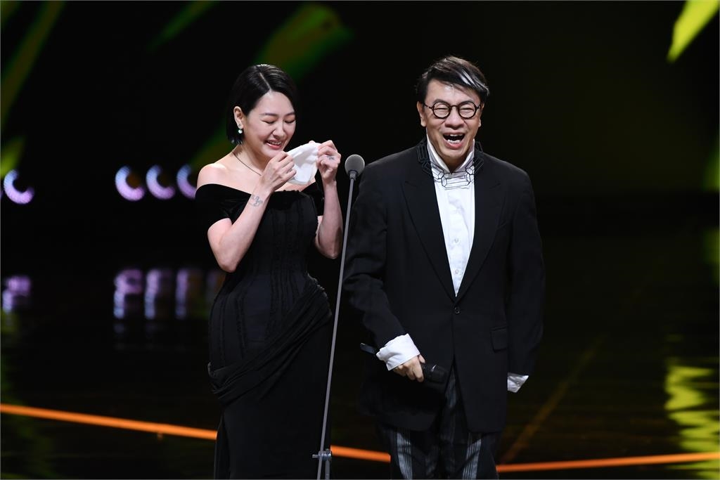 金鐘60/小S哭著走出來!抱蔡康永痛哭「獻唱大S」:我姐不在了但我還在