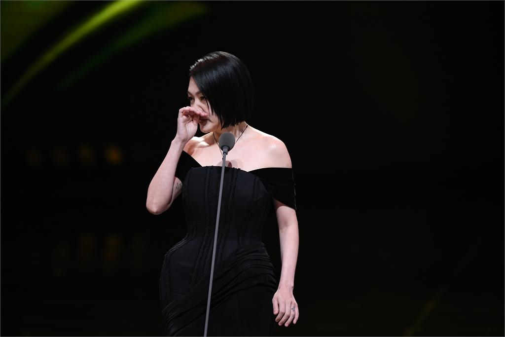 金鐘60/小S哭著走出來!抱蔡康永痛哭「獻唱大S」:我姐不在了但我還在