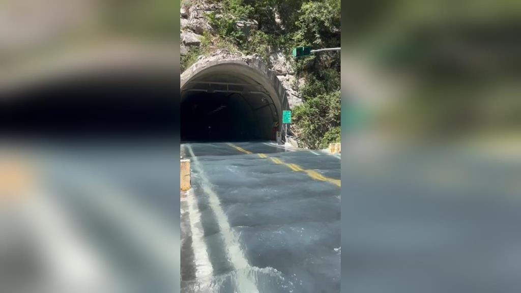 燕子口堰塞湖溢流！靳珩隧道變小溪　湖水超壩體50公尺