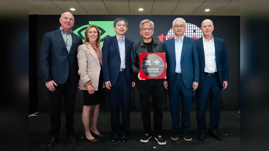 首片美製Blackwell晶圓亮相　黃仁勳大讚台積電「奇蹟製造機」