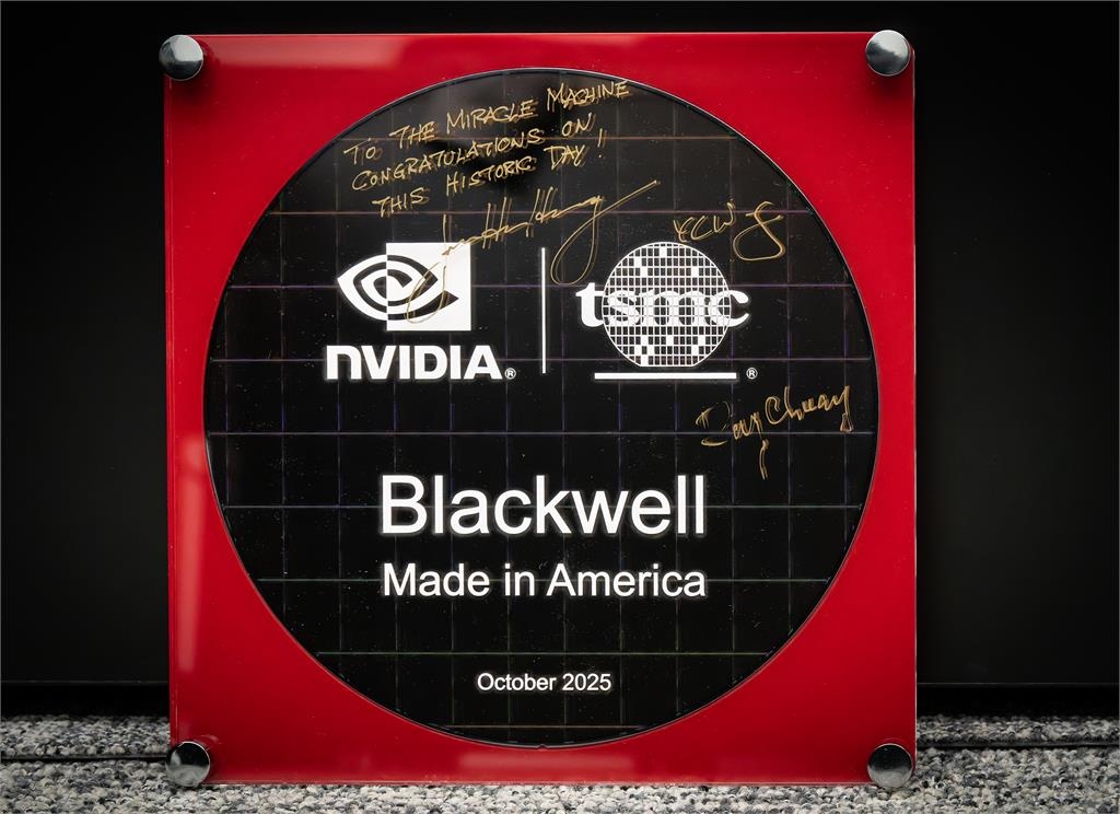 首片美製Blackwell晶圓亮相　黃仁勳大讚台積電「奇蹟製造機」