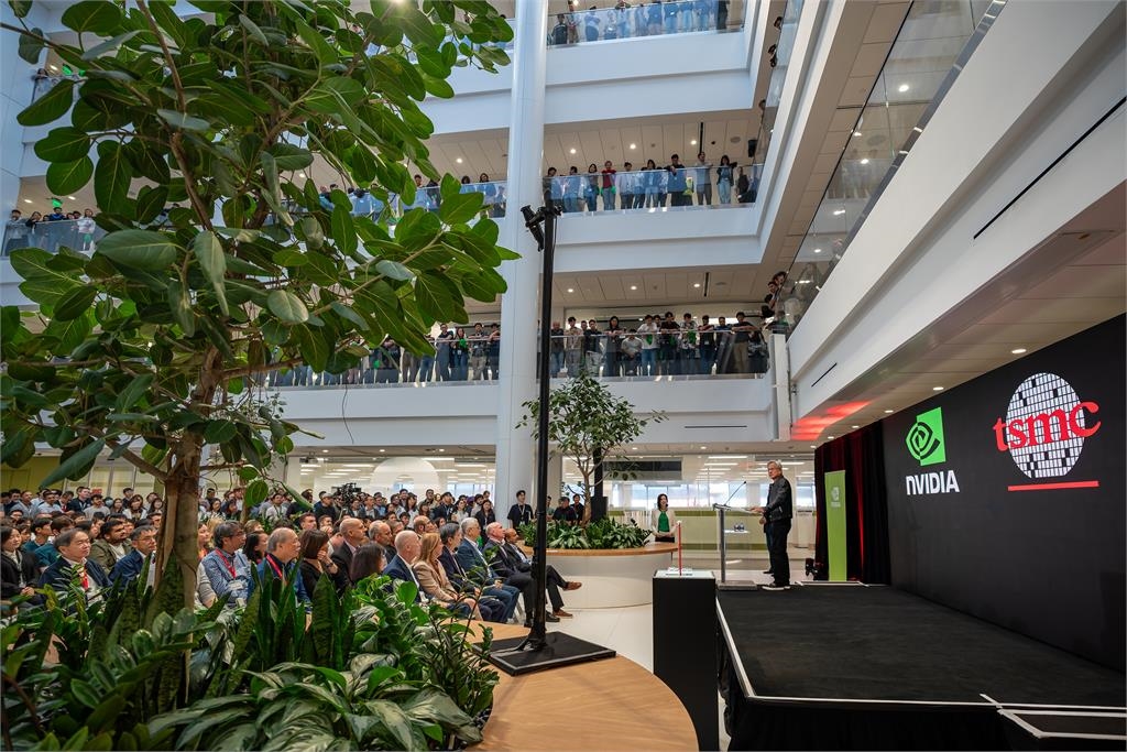 首片美製Blackwell晶圓亮相　黃仁勳大讚台積電「奇蹟製造機」