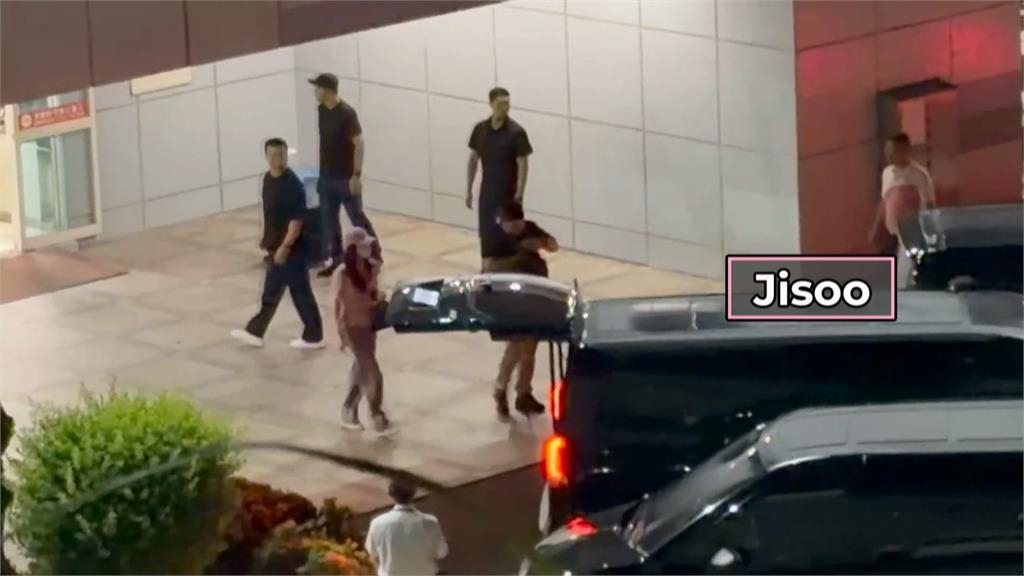 BLACKPINK抵台連唱兩天！　小港機場、下榻飯店外湧粉絲