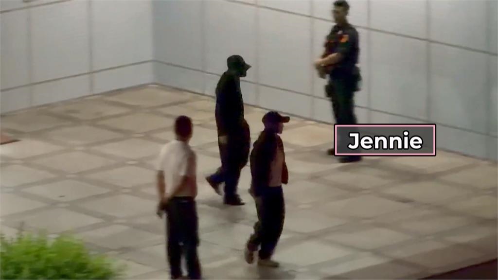 BLACKPINK抵台連唱兩天！　小港機場、下榻飯店外湧粉絲