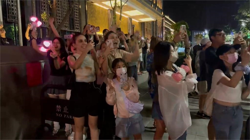 BLACKPINK抵台連唱兩天！　小港機場、下榻飯店外湧粉絲