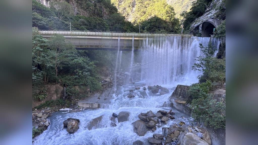 立霧溪堰塞湖溢流隧道　淹過橋面大水傾瀉如小瀑布