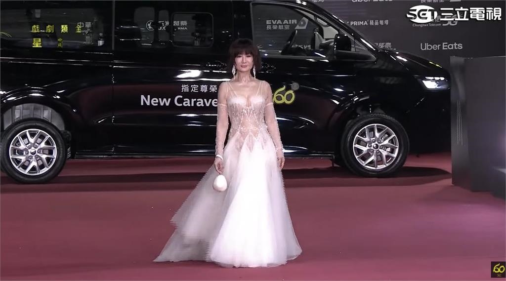 金鐘60／「一代女皇」紅毯輾壓全場！潘迎紫「鳳凰戰袍大透明」76歲無修狀態超震撼